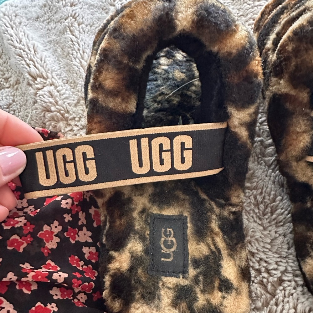Fuzy Cheetah Print size 9 UGG slides